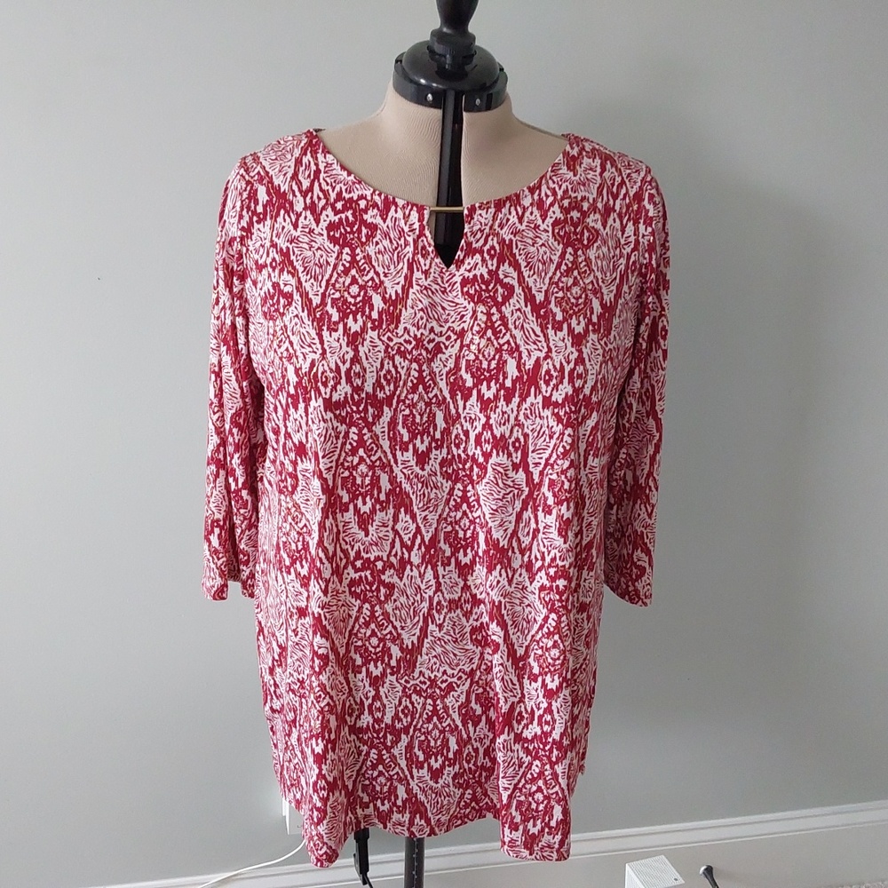 Lightweight tunic with keyhole accent. Red with white and metalilc gold accent.